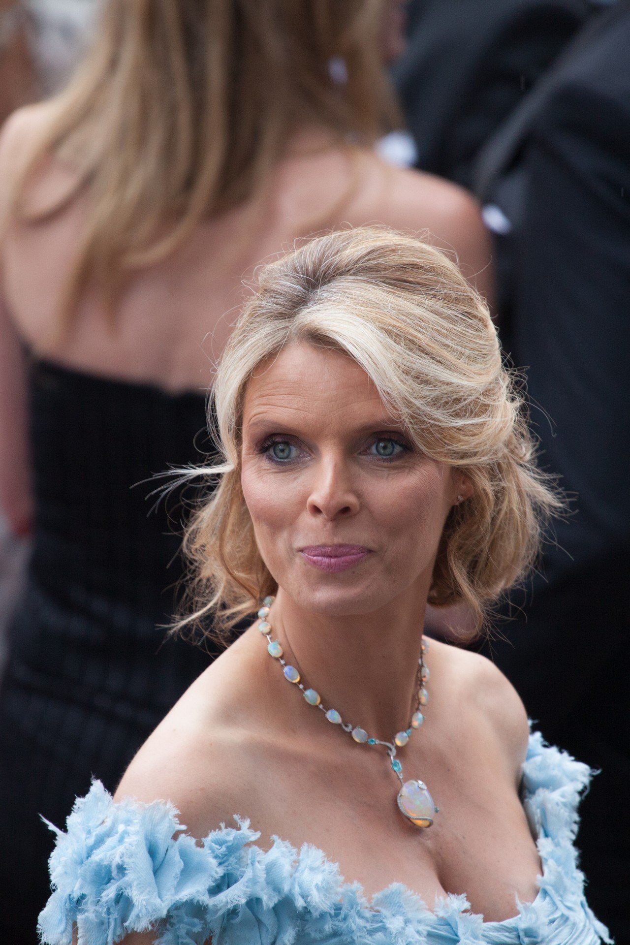 Sylvie Tellier en robe bleue à Cannes