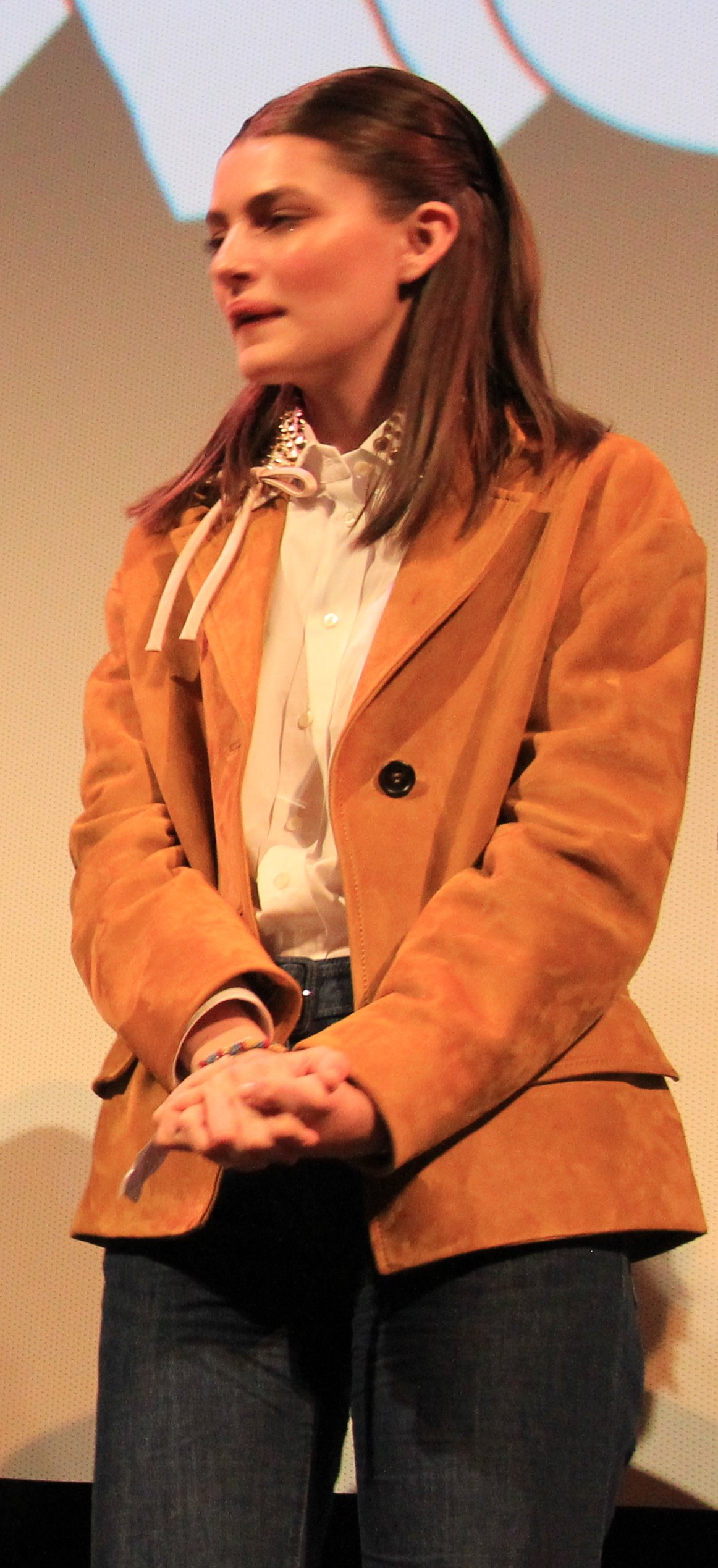 Diana Silvers en veste orange