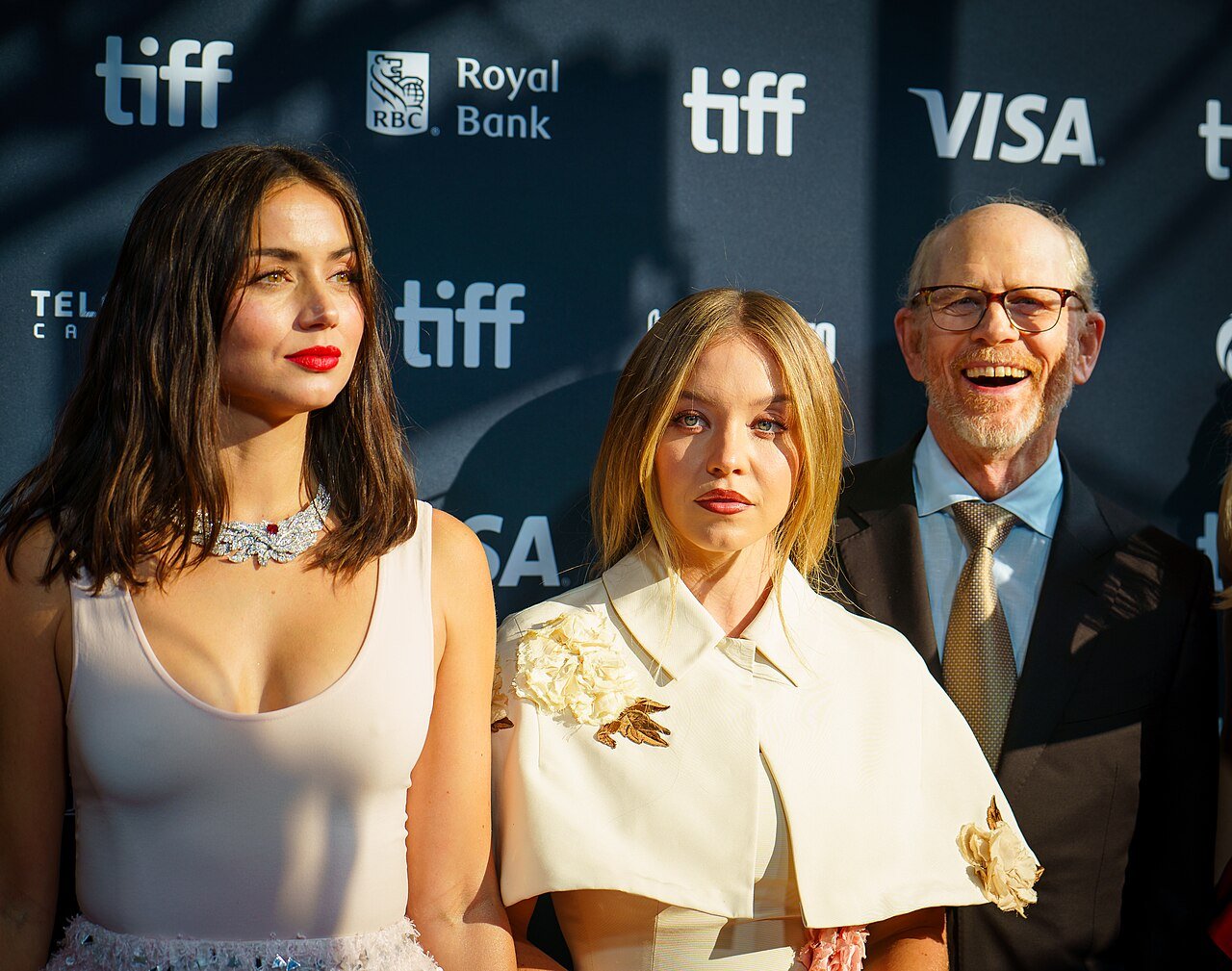 Sydney Sweeney entre Ana de Armas et Ron Howard