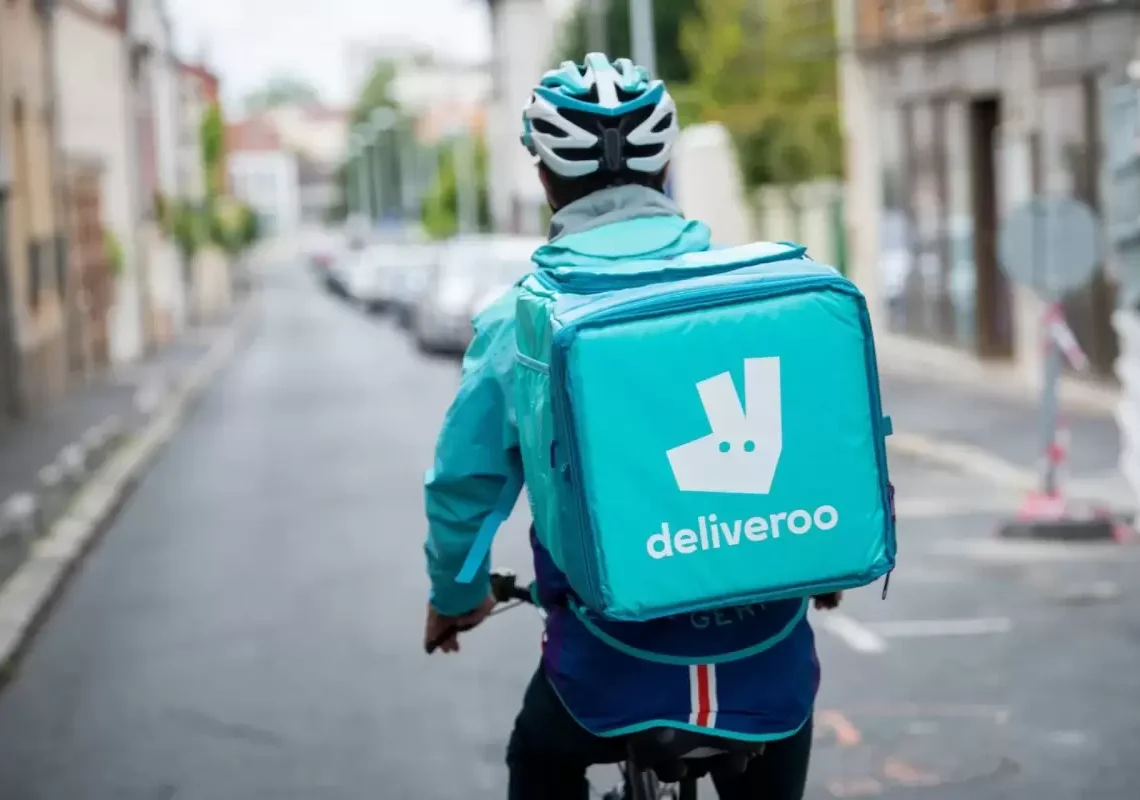 Deliveroo montre une livreuse qui choisit ses courses. Ses vrais livreurs font 63 heures par semaine pour 880 euros
