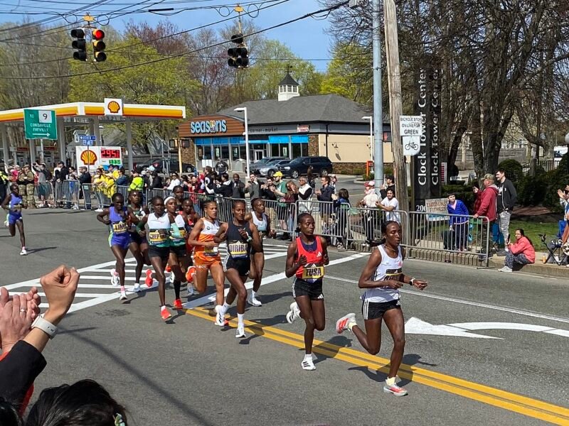 Un groupe de coureuses pendant un marathon
