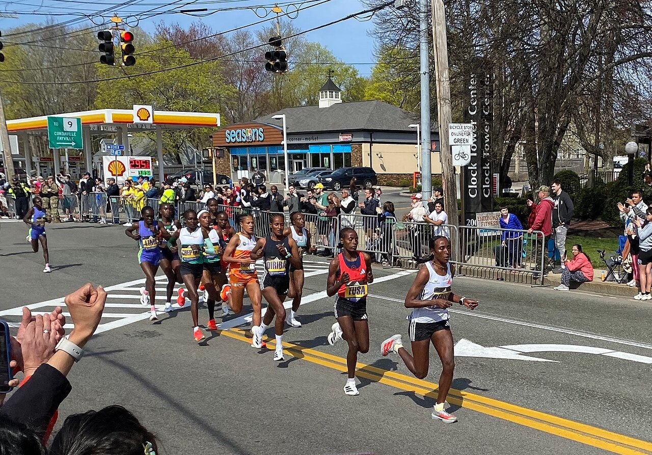 Un groupe de coureuses pendant un marathon