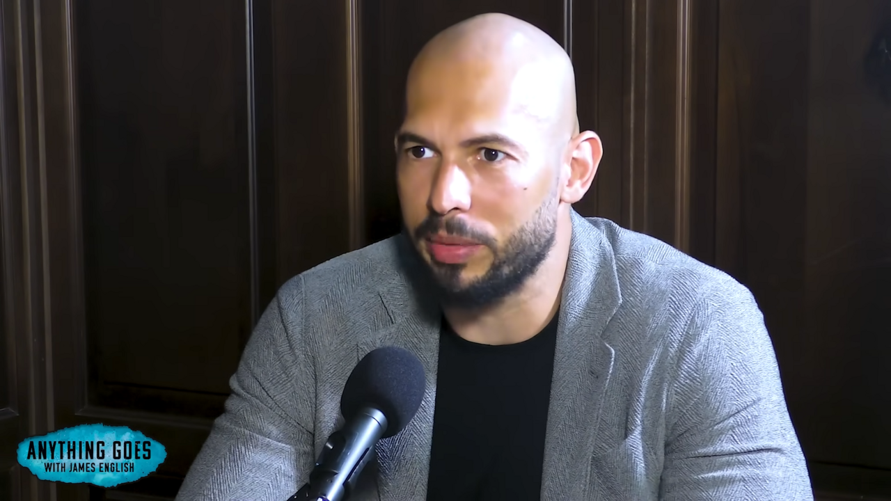 Andrew Tate devant un micro lors d'un podcast