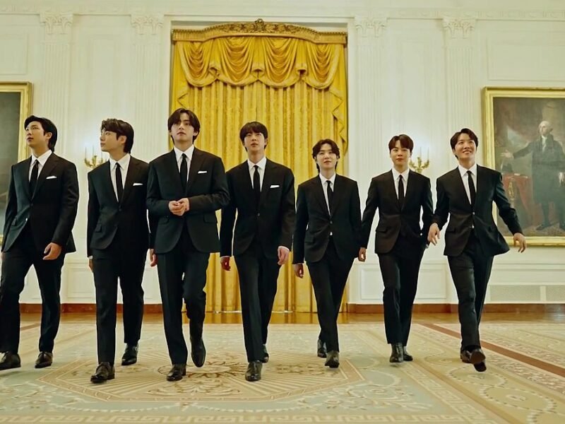 Des membres de BTS en costume noir à la Maison Blanche