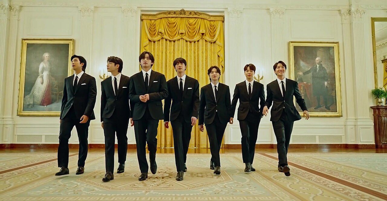 Des membres de BTS en costume noir à la Maison Blanche