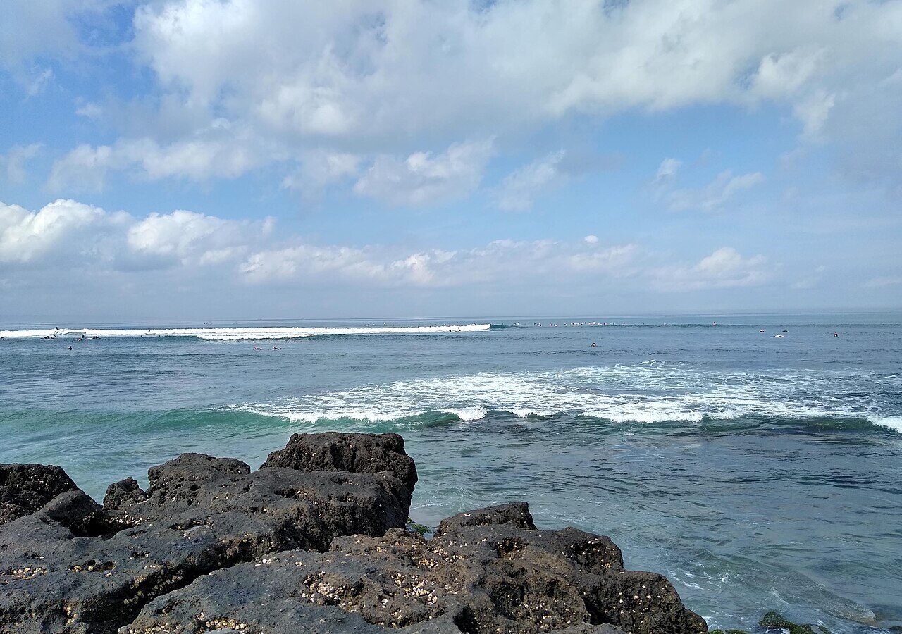 Une plage de rochers noirs à Canggu, à Bali