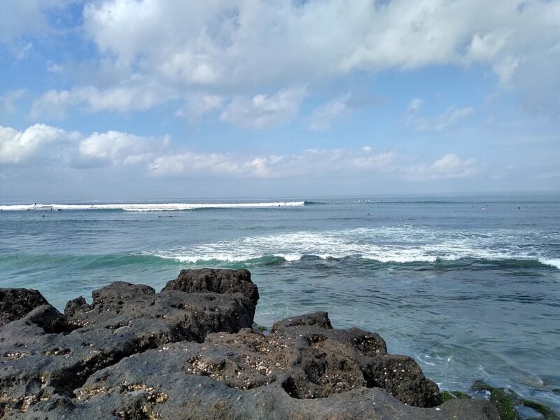 Une plage de rochers noirs à Canggu, à Bali
