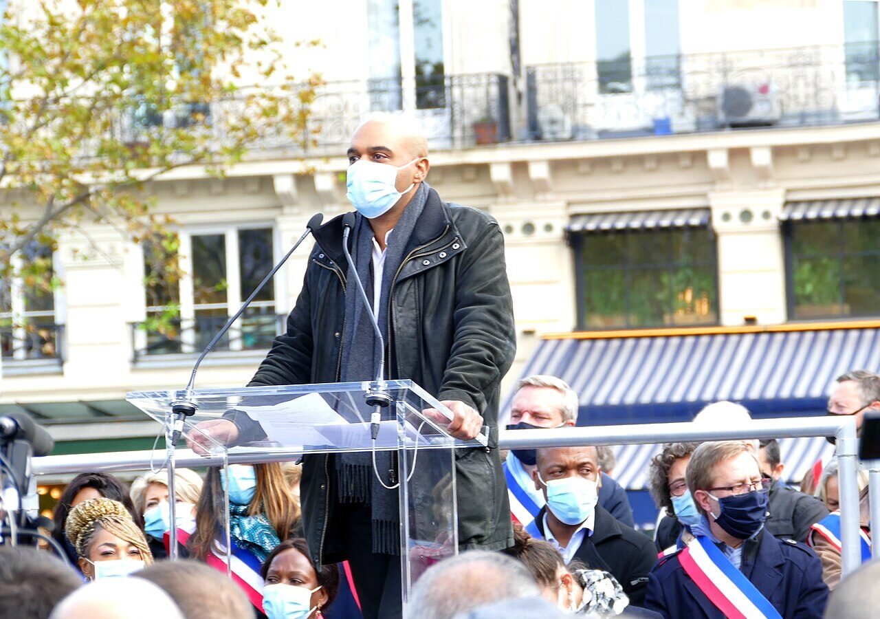 Dominique Sopo parle à un pupitre lors d'un rassemblement