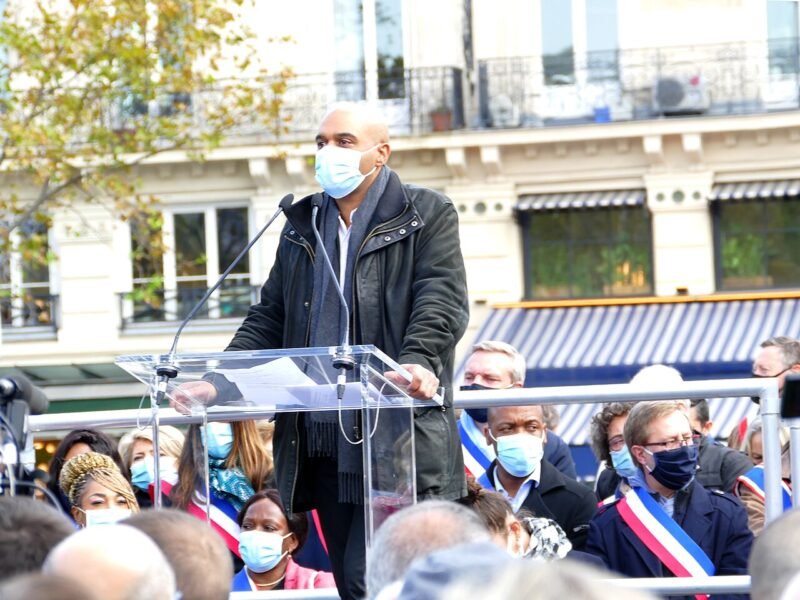 Dominique Sopo parle à un pupitre lors d'un rassemblement