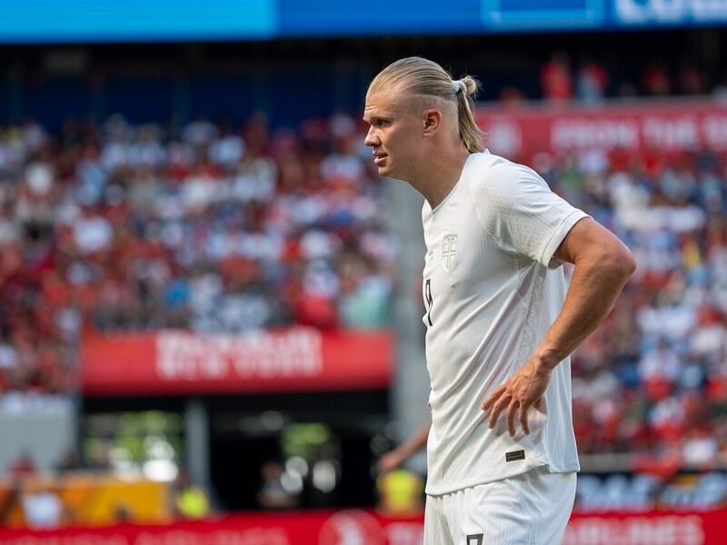 Erling Haaland en maillot blanc sur un terrain