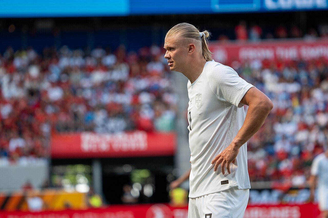 Erling Haaland en maillot blanc sur un terrain