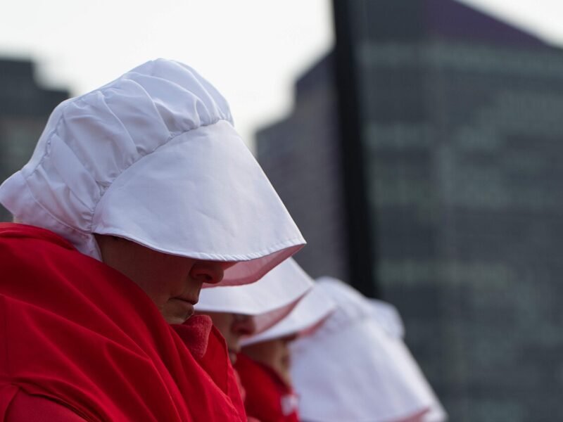 Des manifestantes vêtues comme les personnages de « La Servante écarlate », à Boston (États-Unis), en janvier 2019