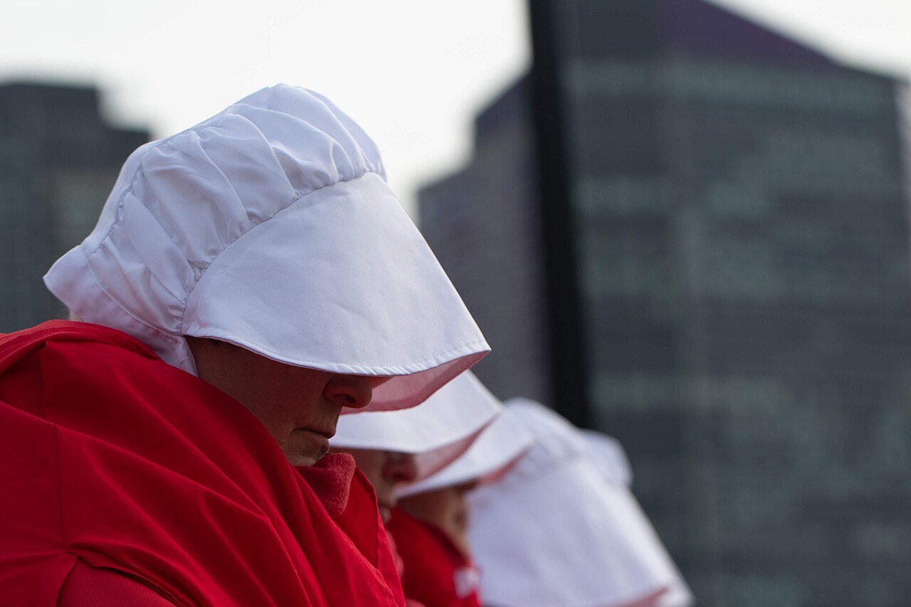 Des manifestantes vêtues comme les personnages de « La Servante écarlate », à Boston (États-Unis), en janvier 2019