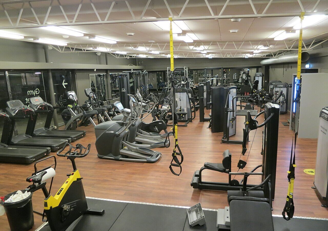 Une salle de sport vide avec des machines