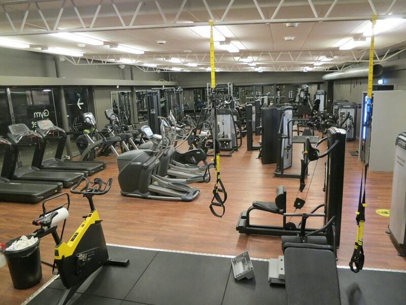 Une salle de sport vide avec des machines