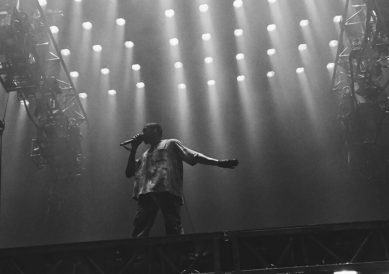 Kanye West, micro en main, sous des projecteurs