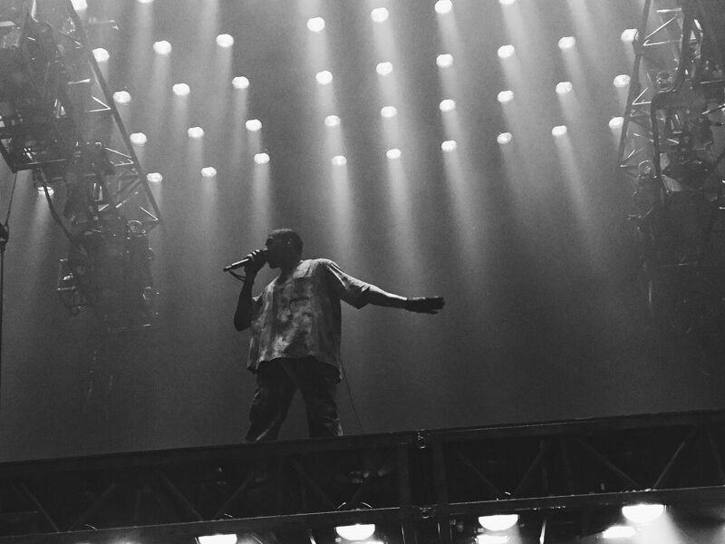 Kanye West, micro en main, sous des projecteurs