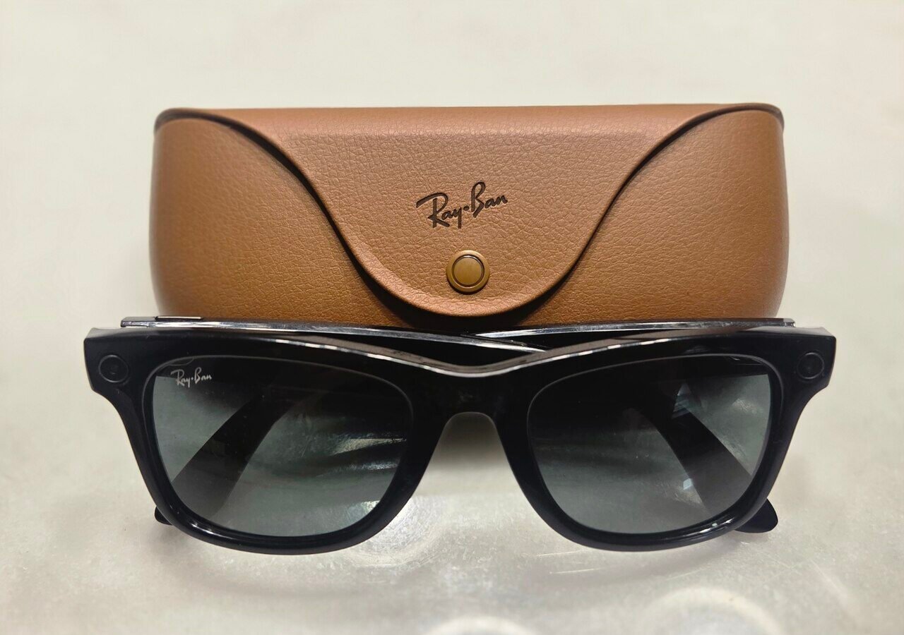 Une paire de lunettes connectées Ray-Ban Meta et son étui de recharge
