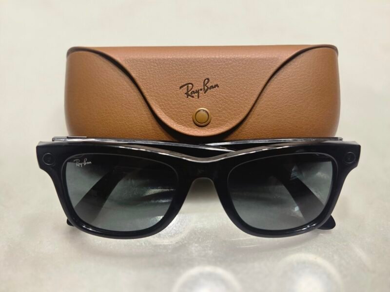 Une paire de lunettes connectées Ray-Ban Meta et son étui de recharge
