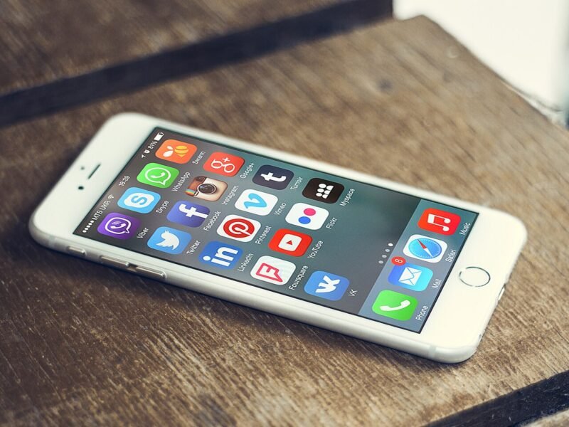 Des applications de réseaux sociaux sur l'écran d'un téléphone