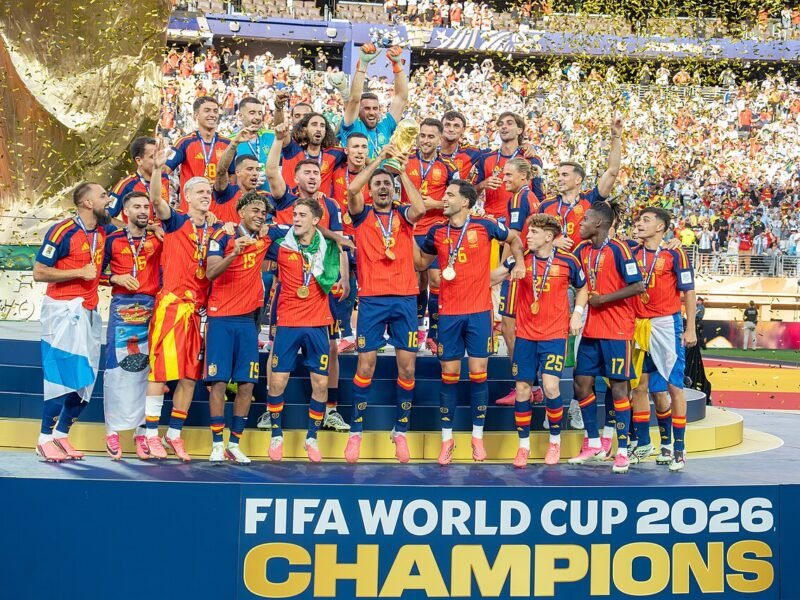 Les joueurs espagnols soulèvent le trophée de la Coupe du monde