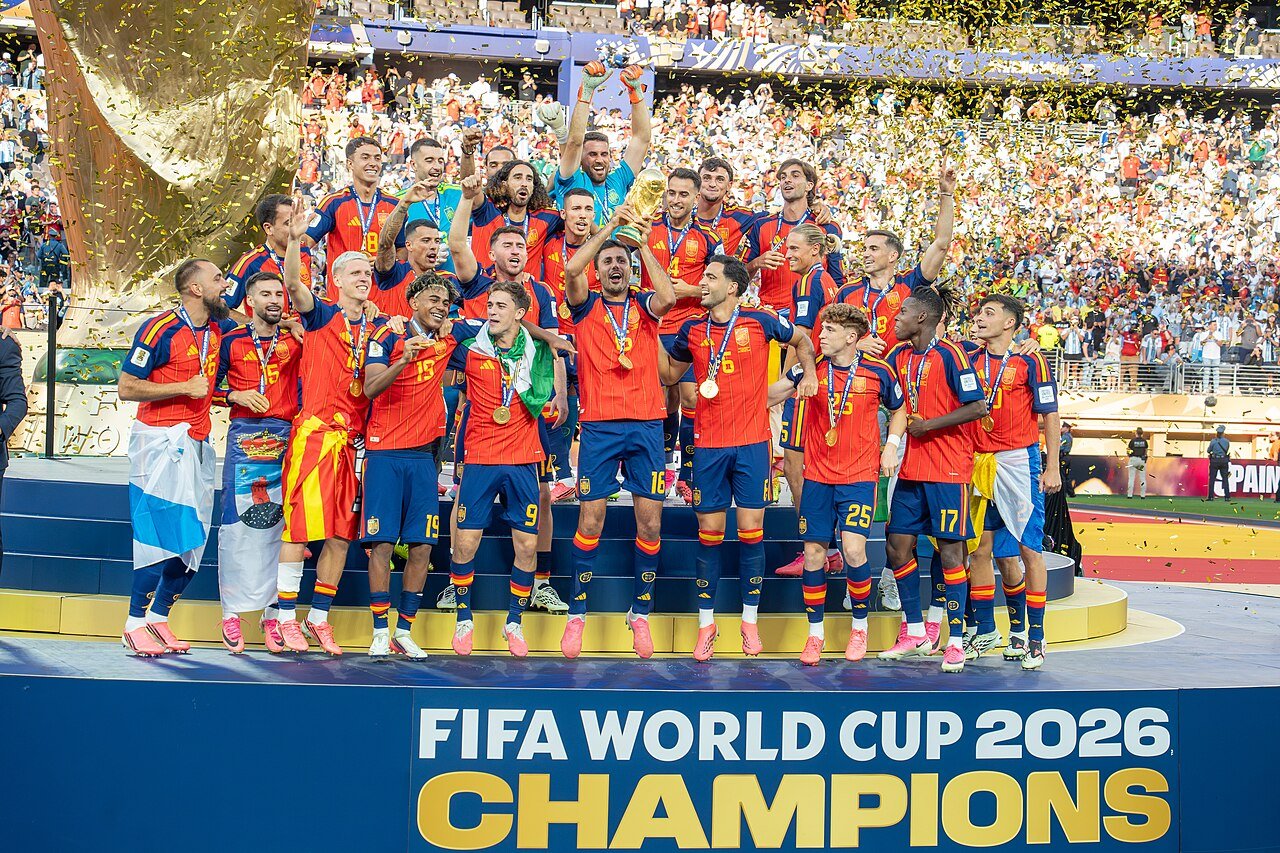 Les joueurs espagnols soulèvent le trophée de la Coupe du monde