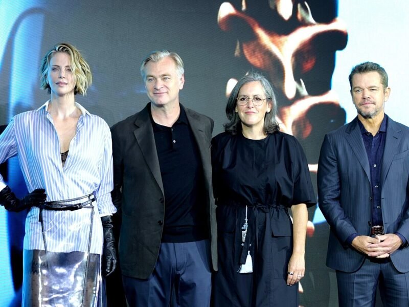 Quatre membres de l'équipe du film The Odyssey posent à Séoul