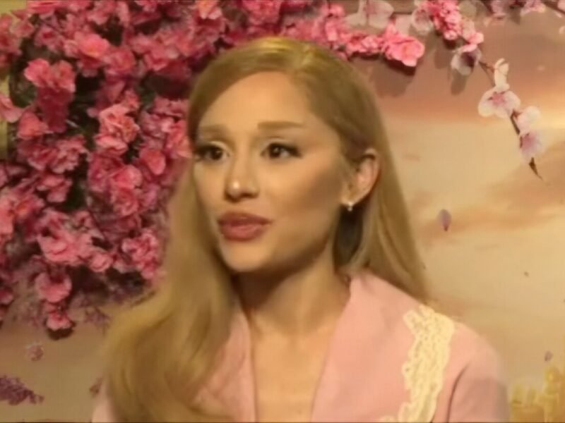 Ariana Grande pendant un entretien filmé
