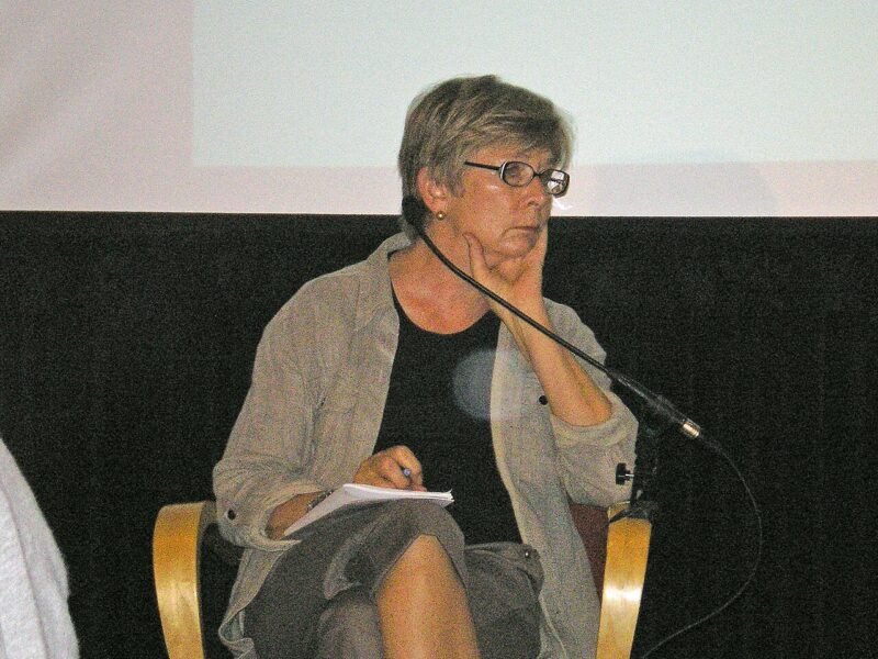 Barbara Ehrenreich assise devant un micro