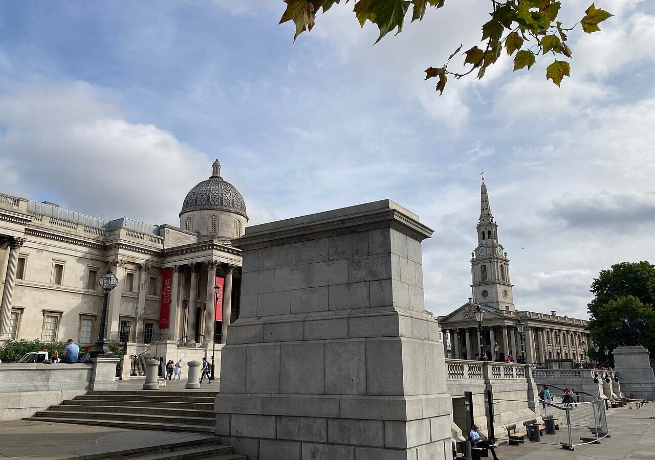Un socle de pierre vide sur Trafalgar Square