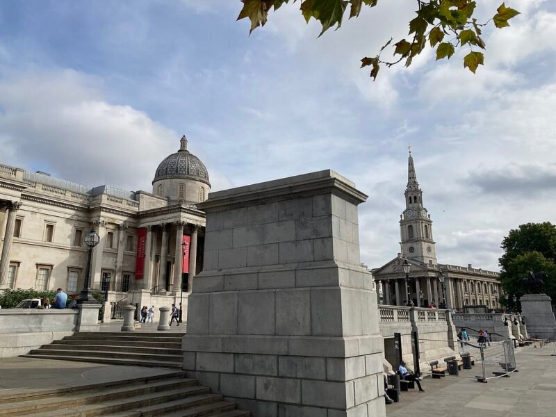 Un socle de pierre vide sur Trafalgar Square