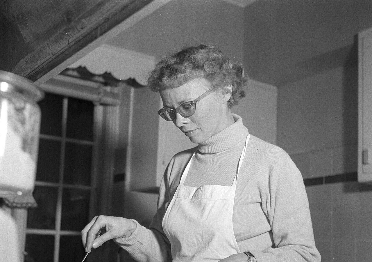 Une mère de famille dans sa cuisine, au Danemark, en mars 1954.