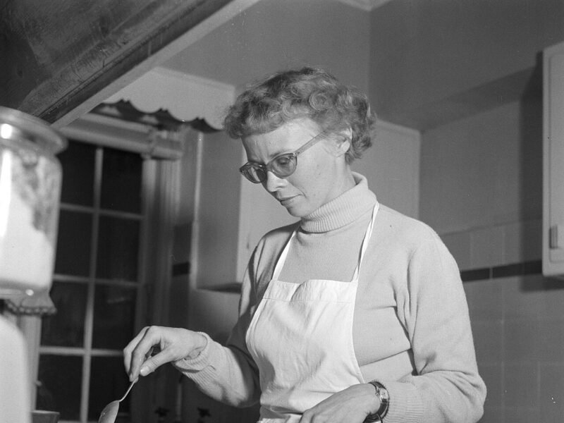 Une mère de famille dans sa cuisine, au Danemark, en mars 1954.