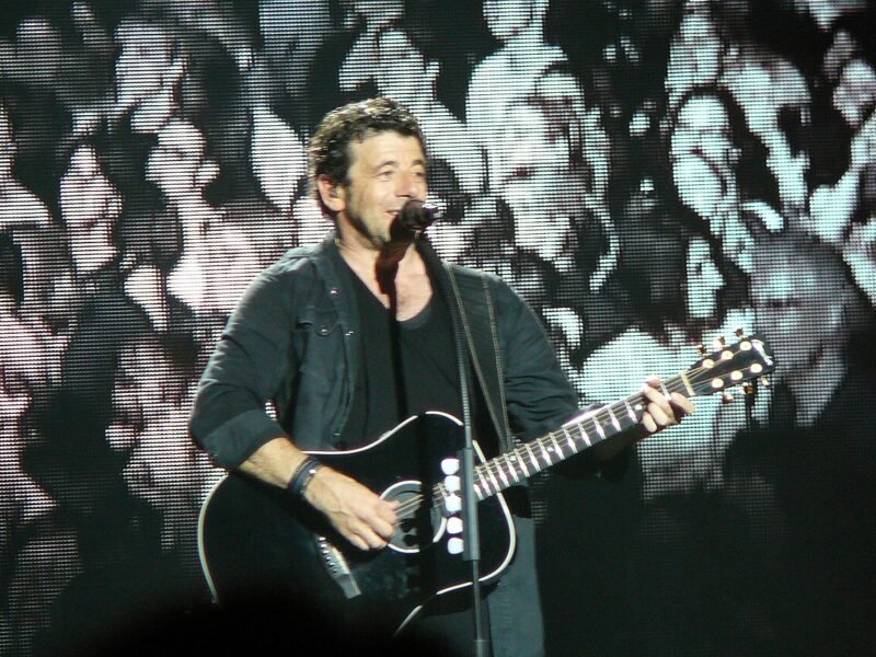 Patrick Bruel sur scène avec une guitare