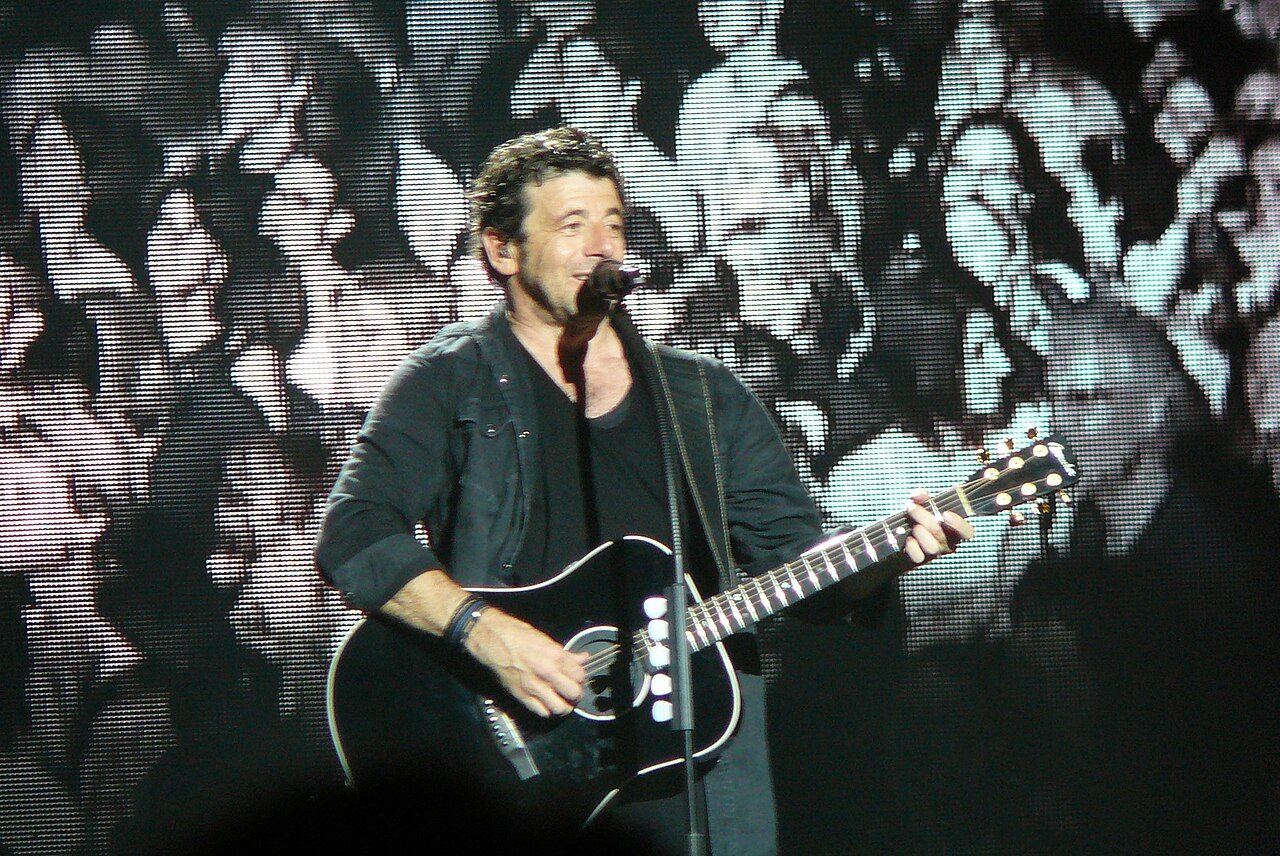Patrick Bruel sur scène avec une guitare