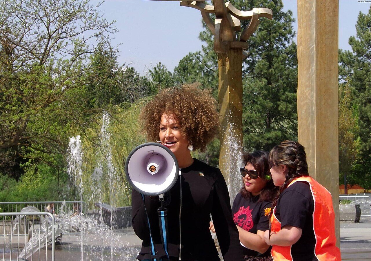 Rachel Dolezal lors d'un rassemblement à Spokane (États-Unis), en mai 2015