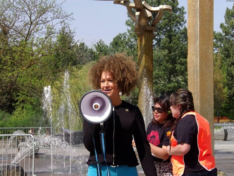 Rachel Dolezal lors d'un rassemblement à Spokane (États-Unis), en mai 2015