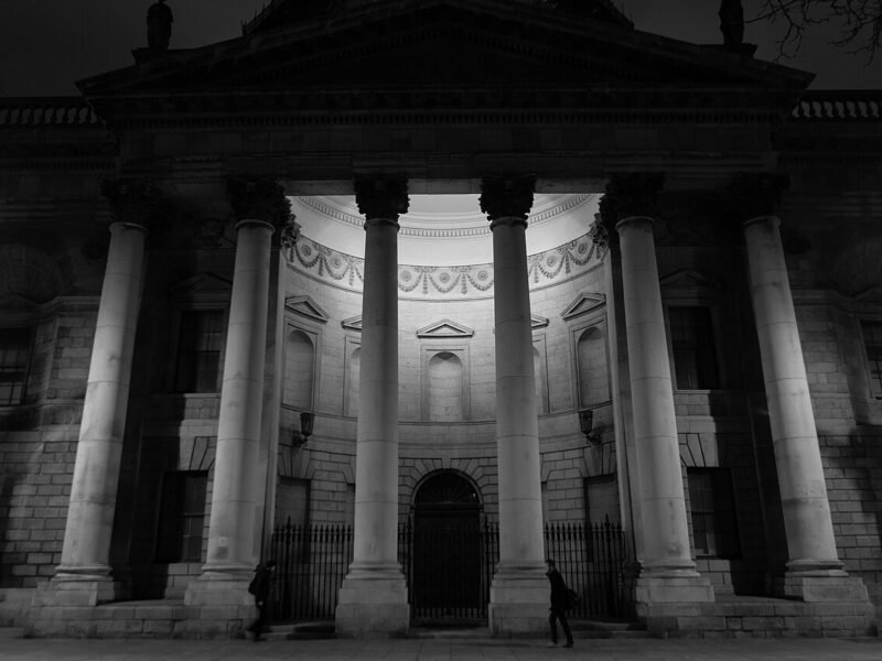 La colonnade des Four Courts, à Dublin, de nuit