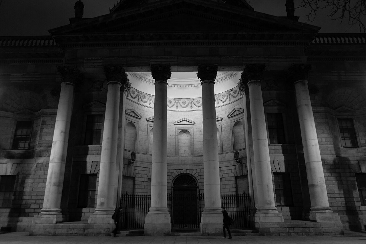 La colonnade des Four Courts, à Dublin, de nuit