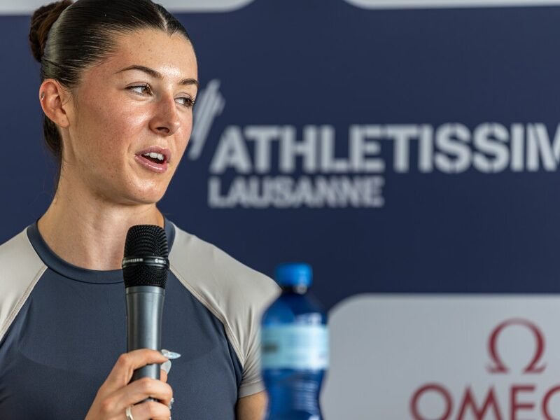 Amy Hunt parle dans un micro en conférence de presse