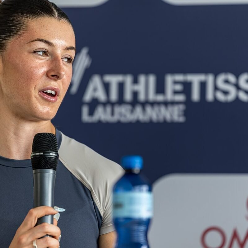 Amy Hunt parle dans un micro en conférence de presse