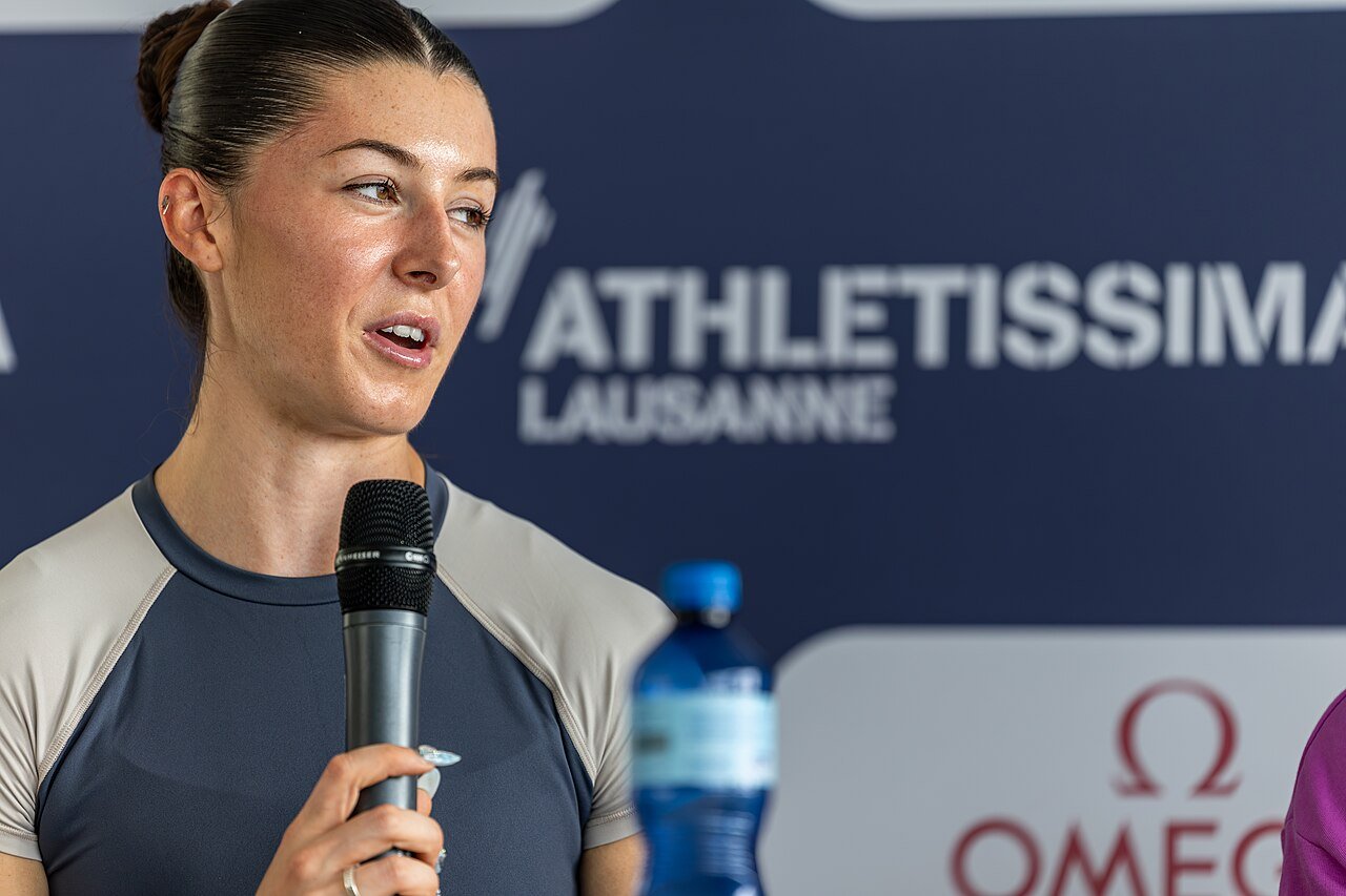 Amy Hunt parle dans un micro en conférence de presse