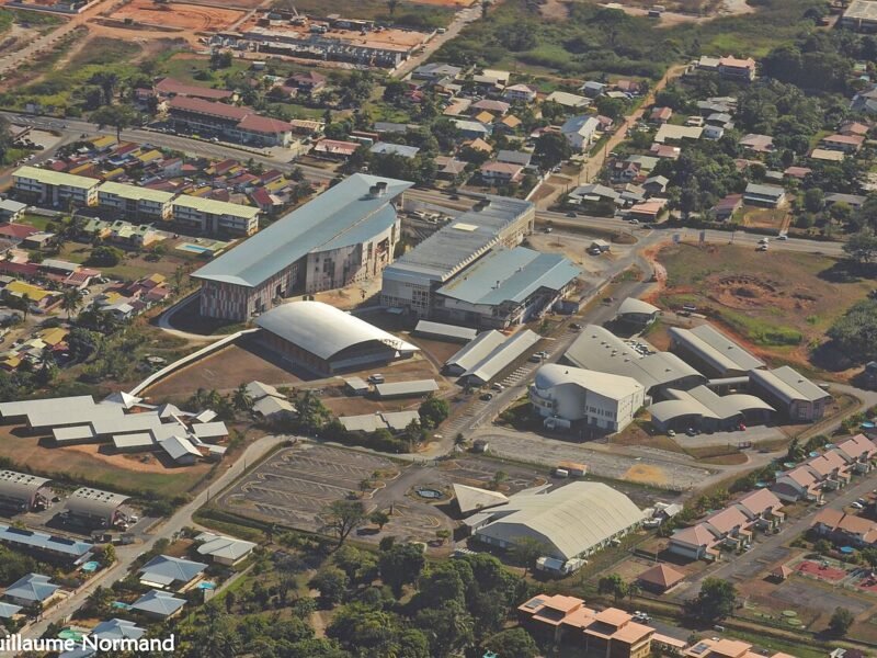 Vue aérienne du lycée Melkior-Garré à Cayenne