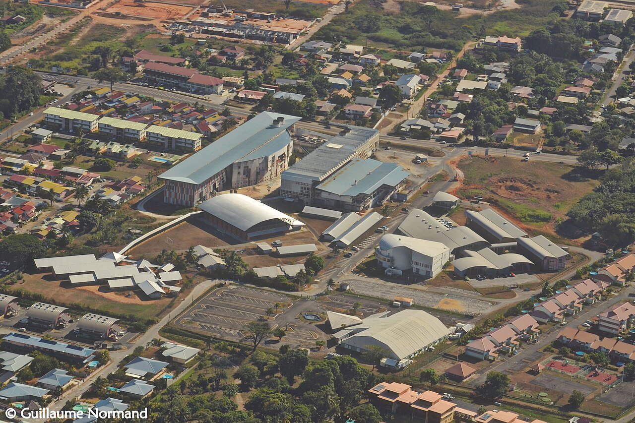 Vue aérienne du lycée Melkior-Garré à Cayenne