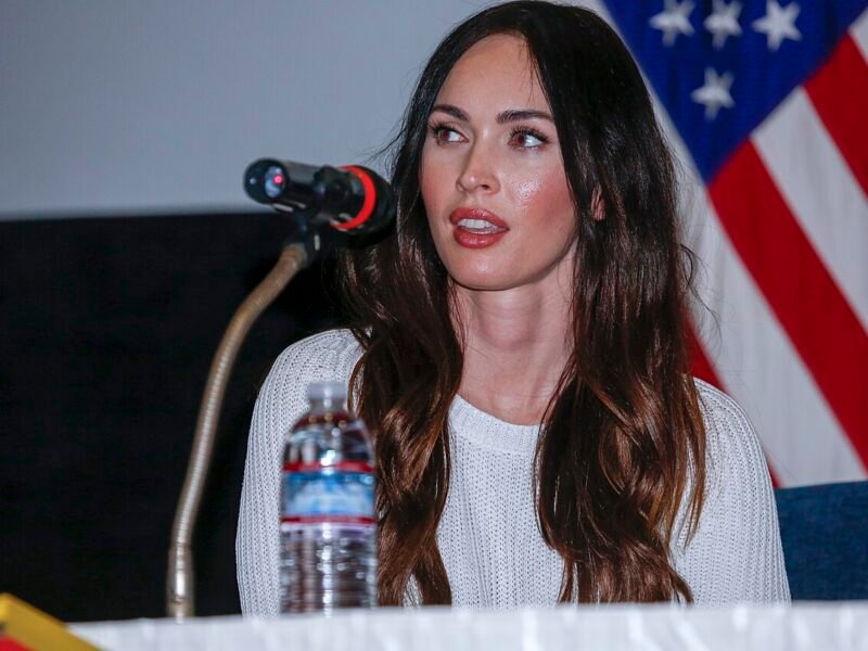 Megan Fox devant un micro