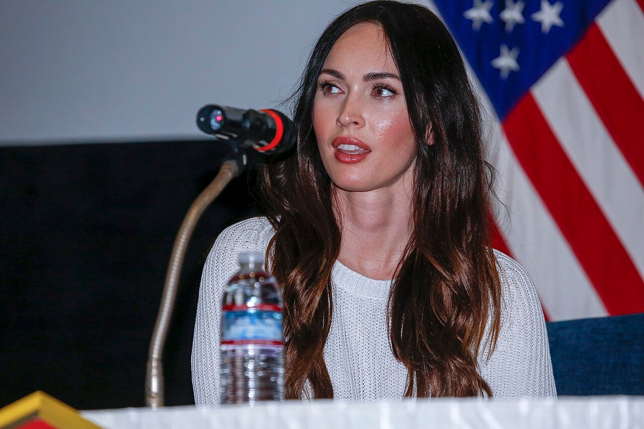 Megan Fox devant un micro