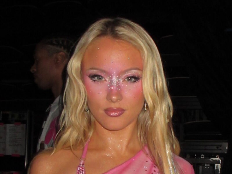 Zara Larsson sur scène pendant sa tournée Midnight Sun